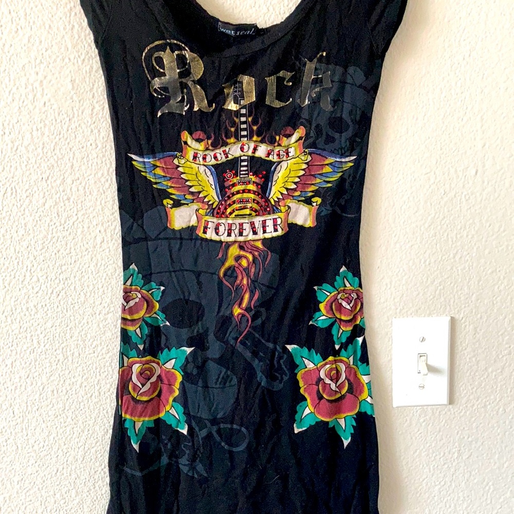 Wet seal Rock top